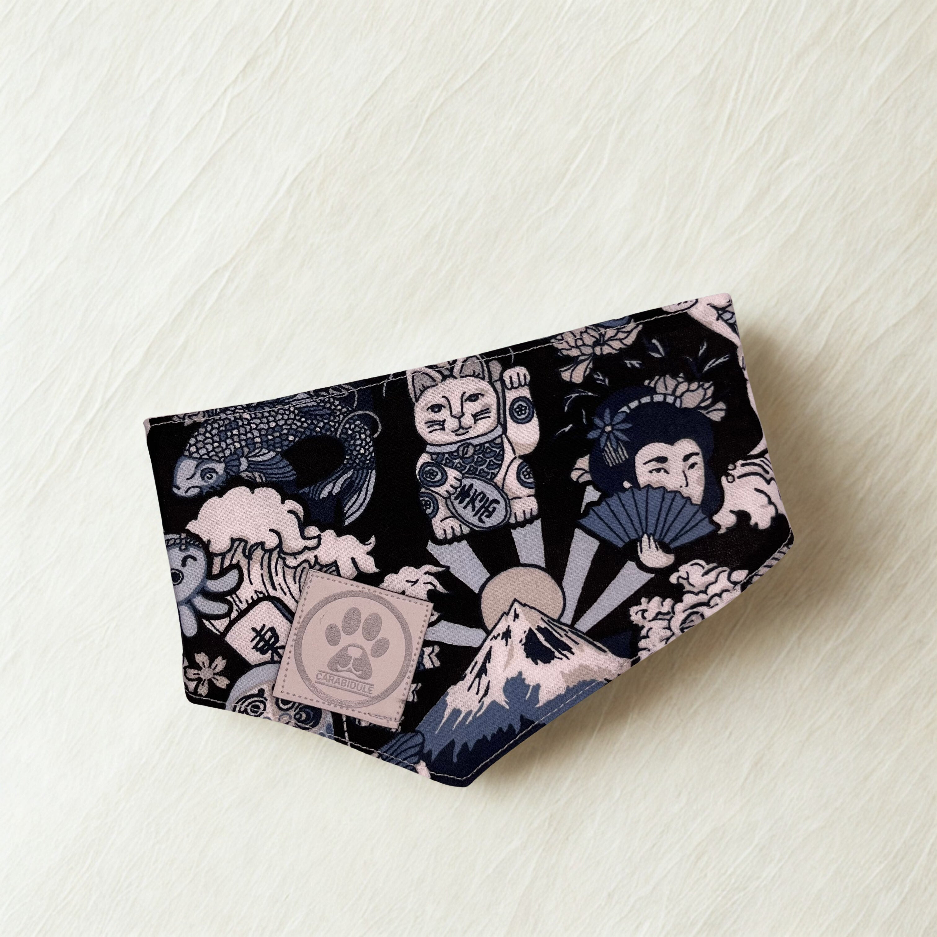 carabidule-les-l-gers-bandana-chien-japon-blanc-r-versible-m image 1