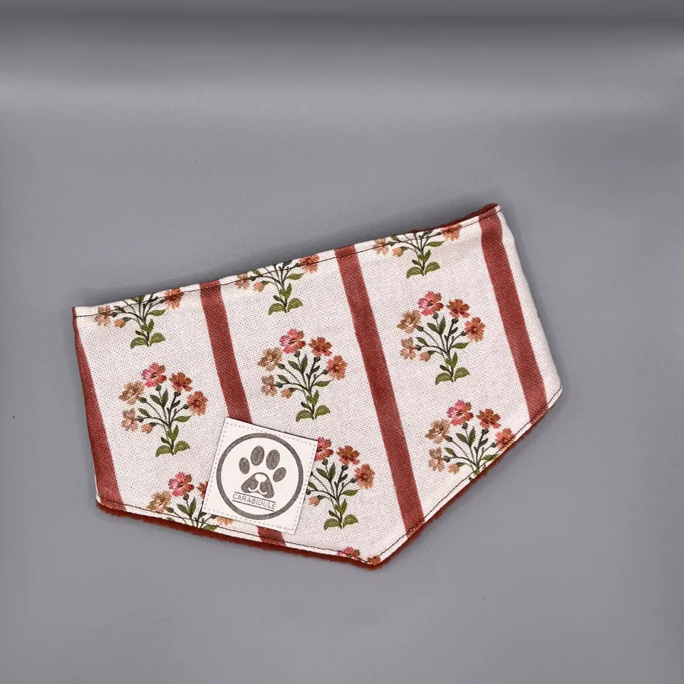 carabidule-les-douillets-bandana-chien-r-versible-slov-ne-fleuri-polaire-marron image 1