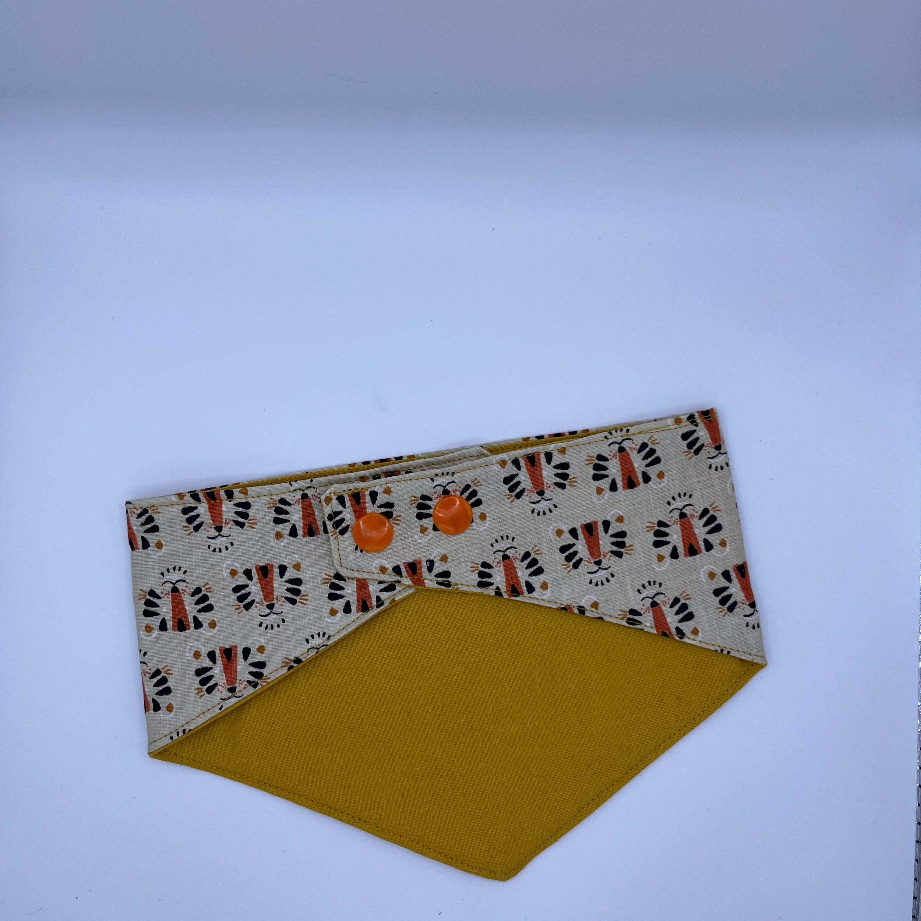 carabidule-les-l-gers-bandana-chien-tigres-jaune-moutarde-r-versible image 2