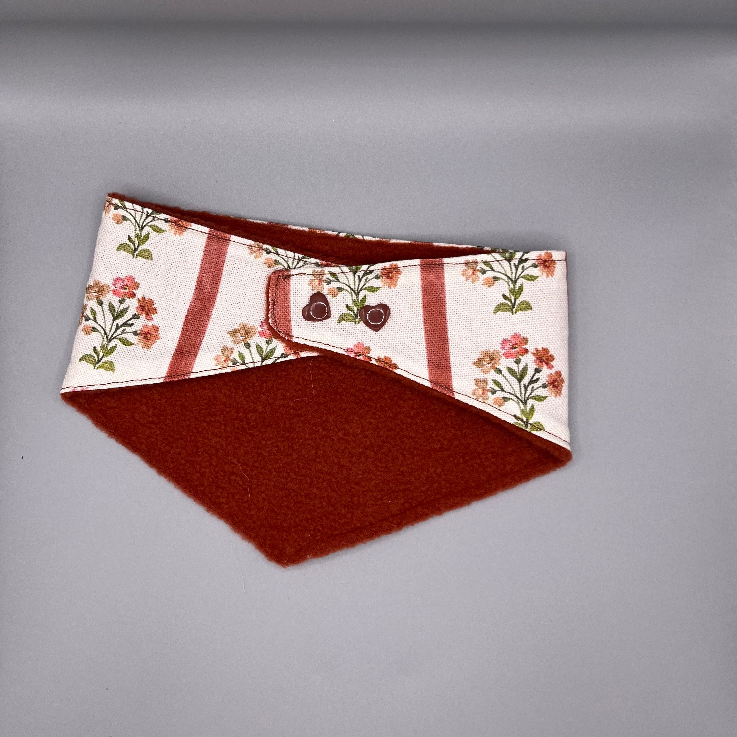 carabidule-les-douillets-bandana-chien-r-versible-slov-ne-fleuri-polaire-marron image 2