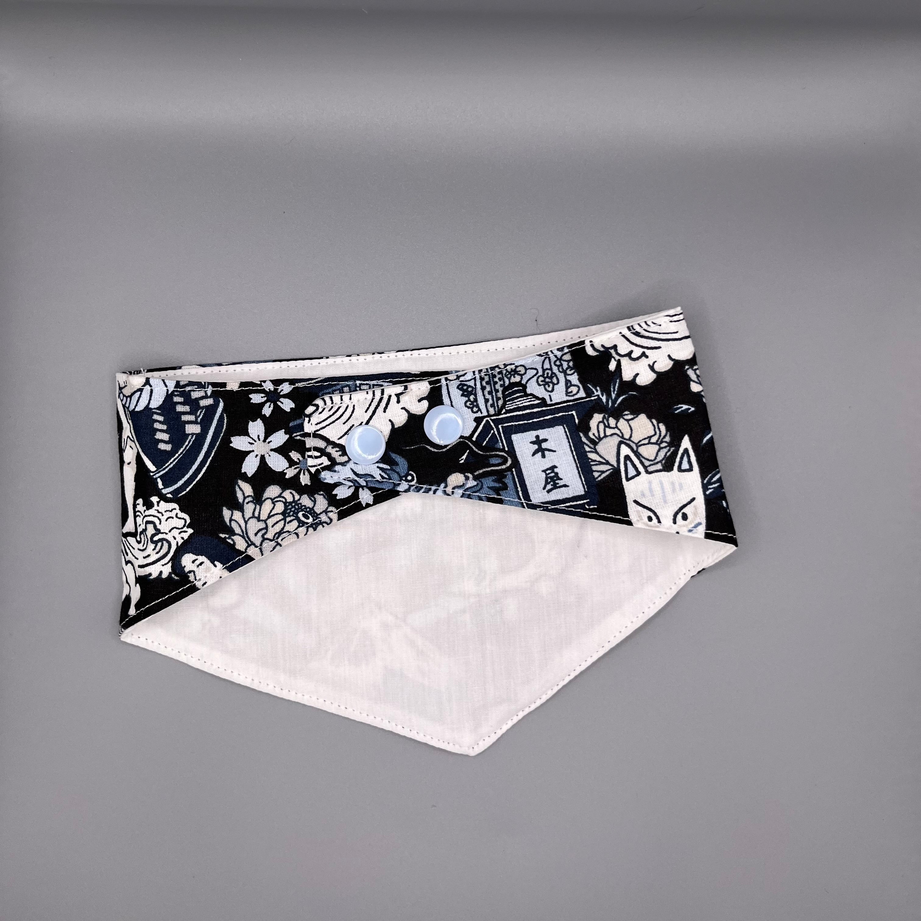 carabidule-les-l-gers-bandana-chien-japon-blanc-r-versible-m image 2