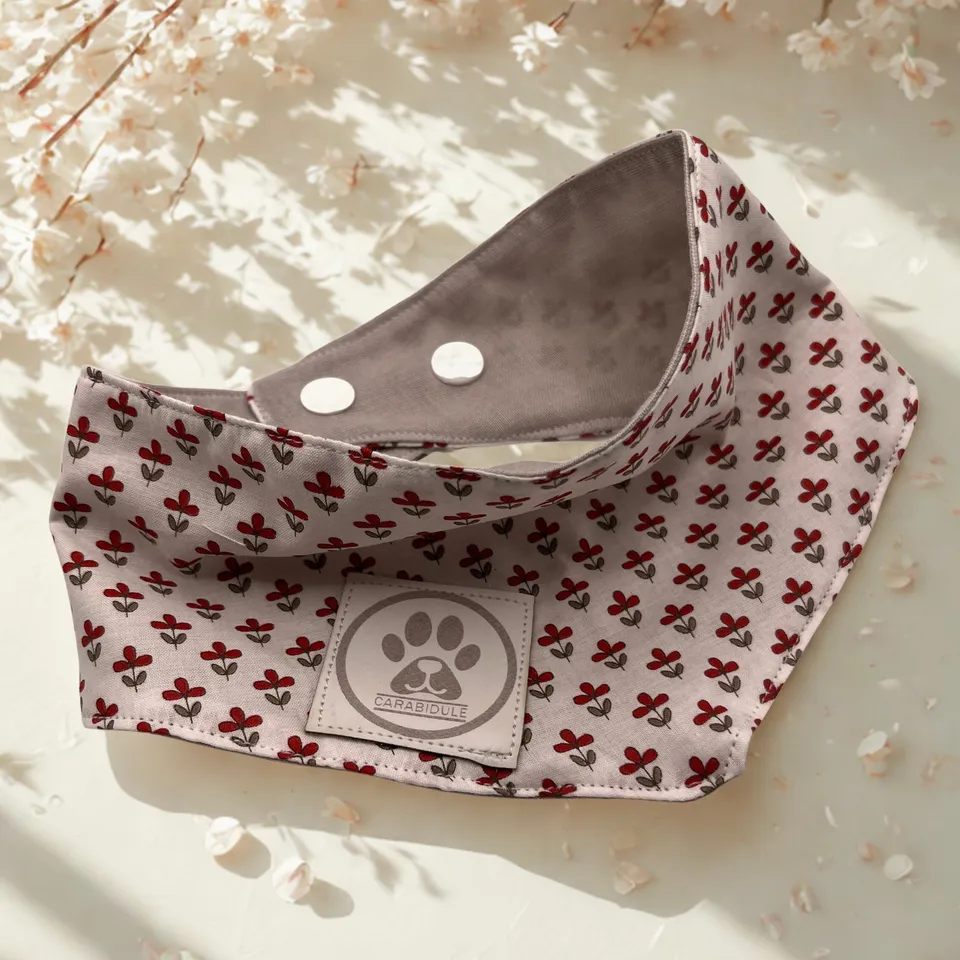 carabidule-les-l-gers-fleurs-rouges-bandana-chien-japonais image 1