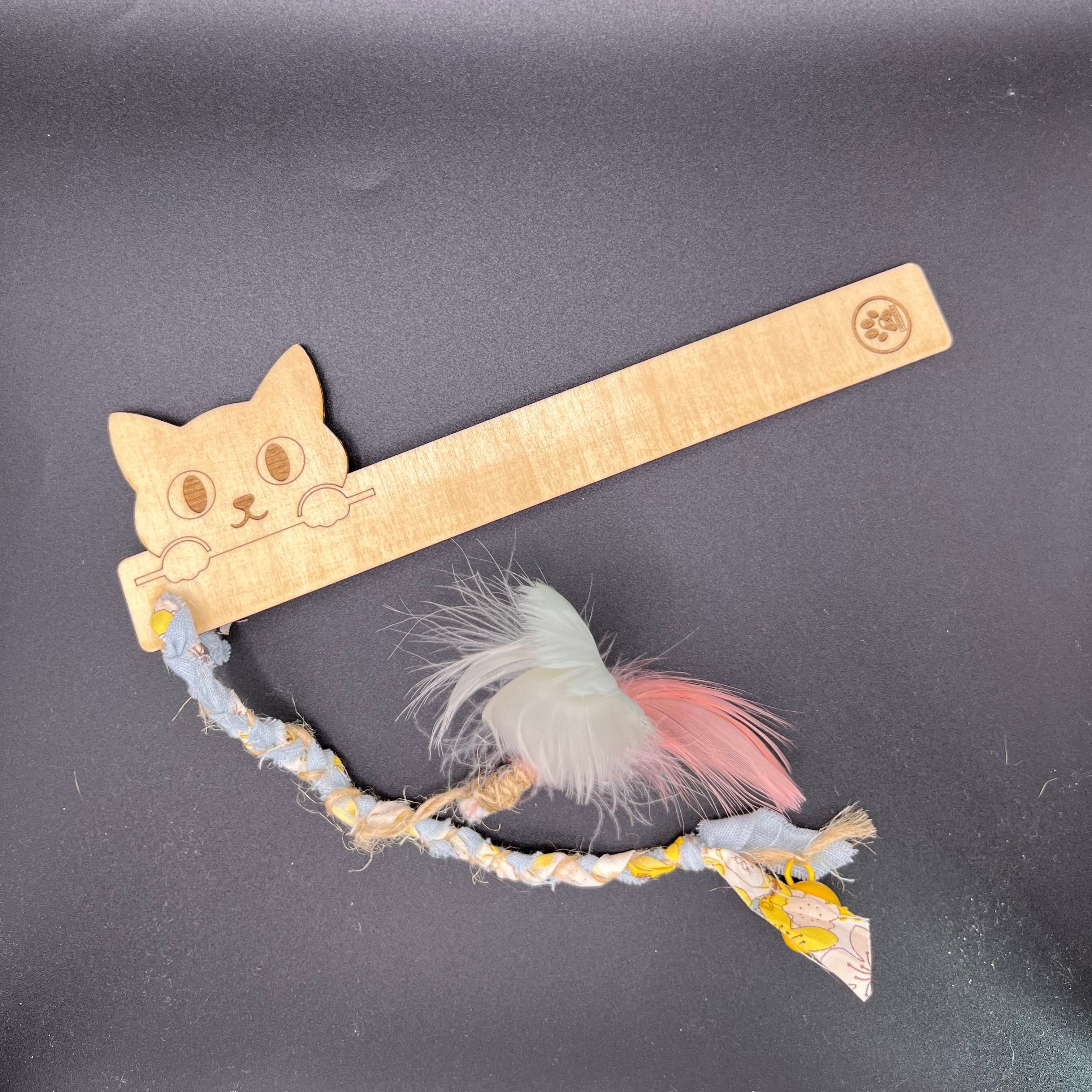 carabidule-nos-amis-les-chats-canne-chat-plume-grelot-bois image 1