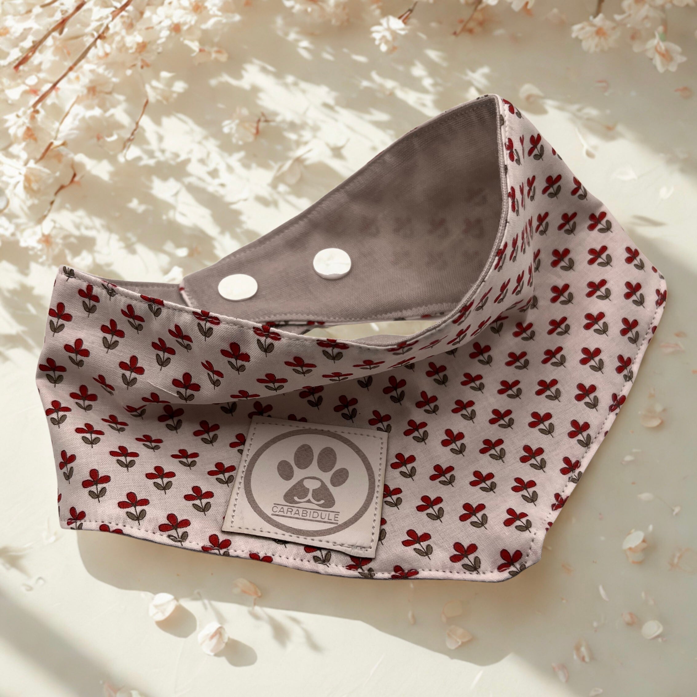 carabidule-les-l-gers-fleurs-rouges-bandana-chien-japonais image 1